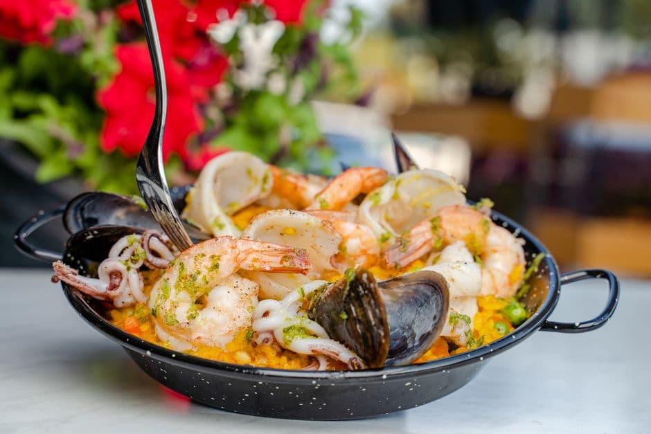 A pan of Spanish rice with seafood, the dish to order carefully in Barceloneta
