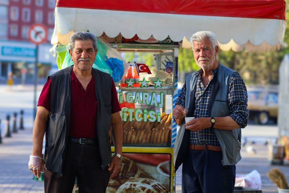 An Istanbul street vendor selling simit, a street food city that appears in neither 2026 ranking