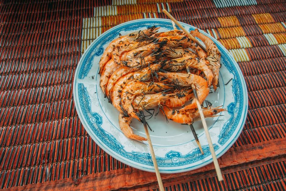 A plate of grilled prawns, the dish that defines seafood restaurants in Lisbon